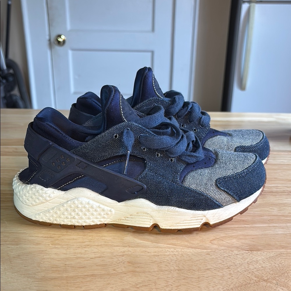 Stylish Navy and white Huaraches